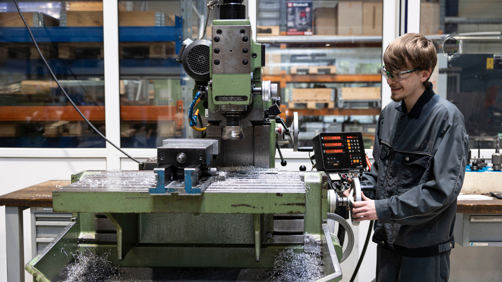 Lehrling für Mechatronik, Metalltechnik in unserem hauseigenen Lehrlingswerkstatt