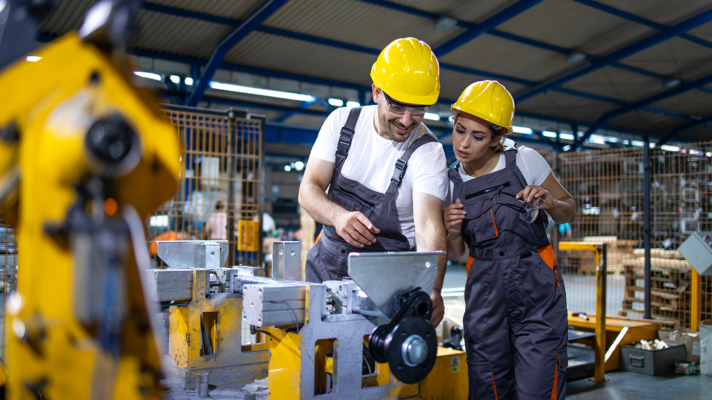 Zwei ArbeitskollegInnen arbeiten zusammen